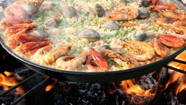 Perhaps Spain’s most famous food, for foreigners paella is a dish that can be customised and fiddled around with, but not so for Spaniards. Brit...